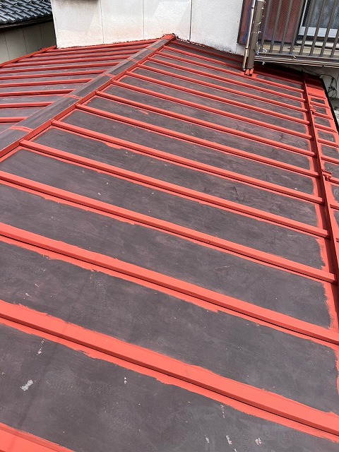 甲府市でトタン屋根を塗装！皮すき・金属ブラシで錆び落とし徹底